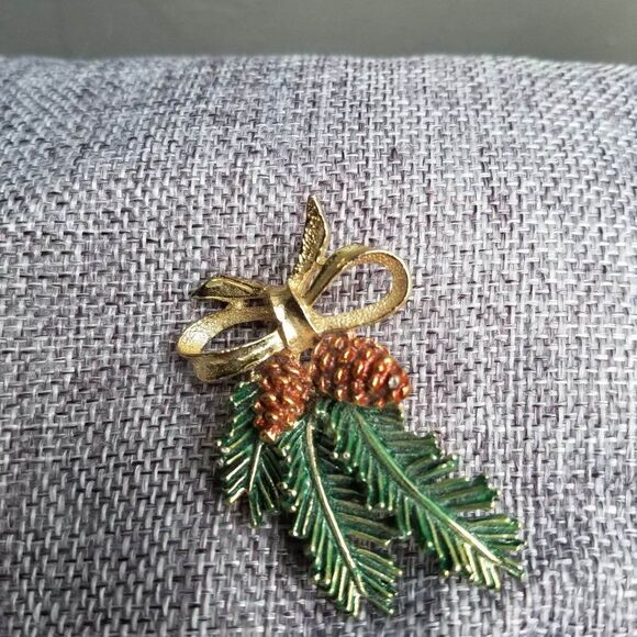 Gerrys Vintage Pine Bough with Pine Cones Brooch - Picture 6 of 6